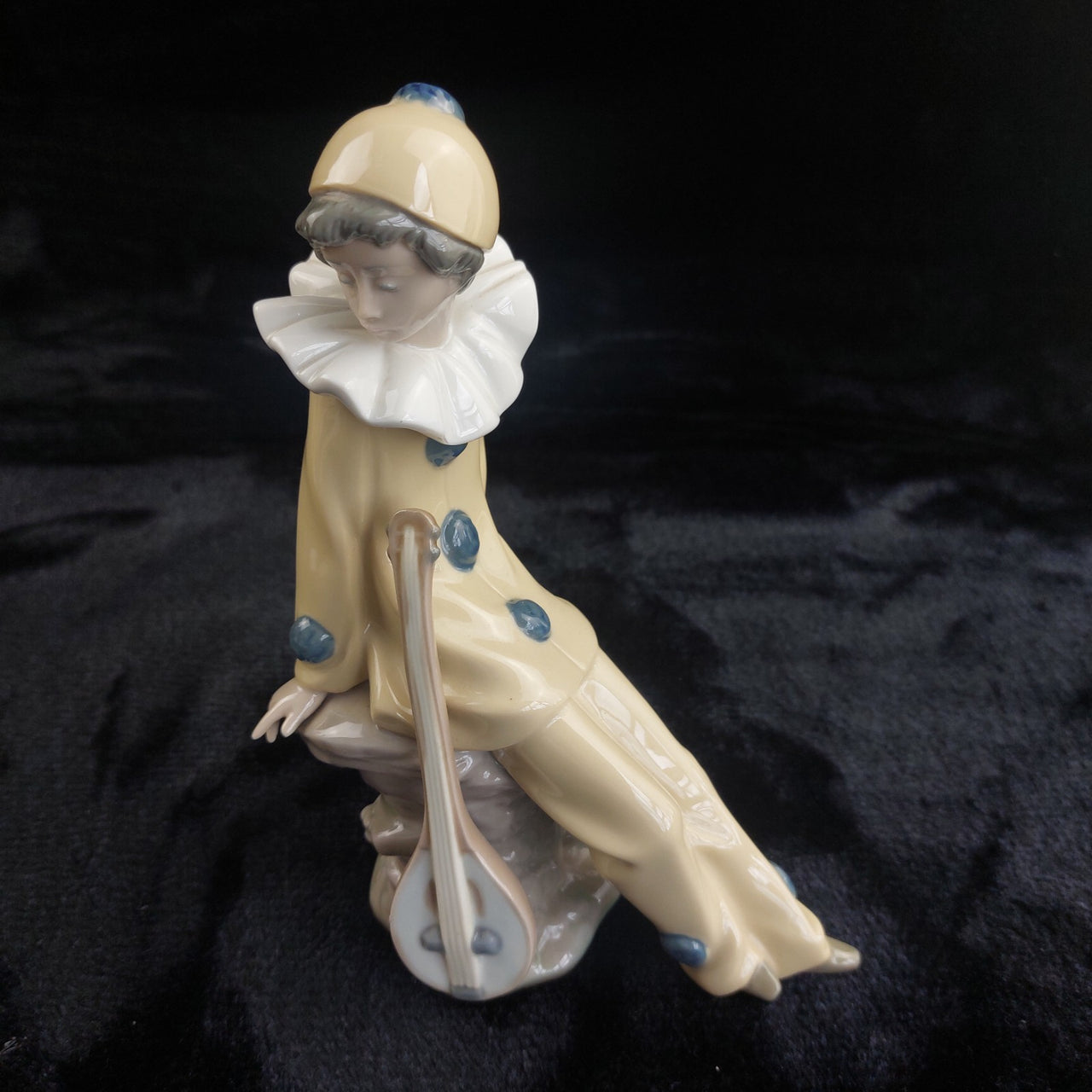 RARE by NAO Lladro Pierrot Clown Figurine with Mandolin 1987 bookcase decor9