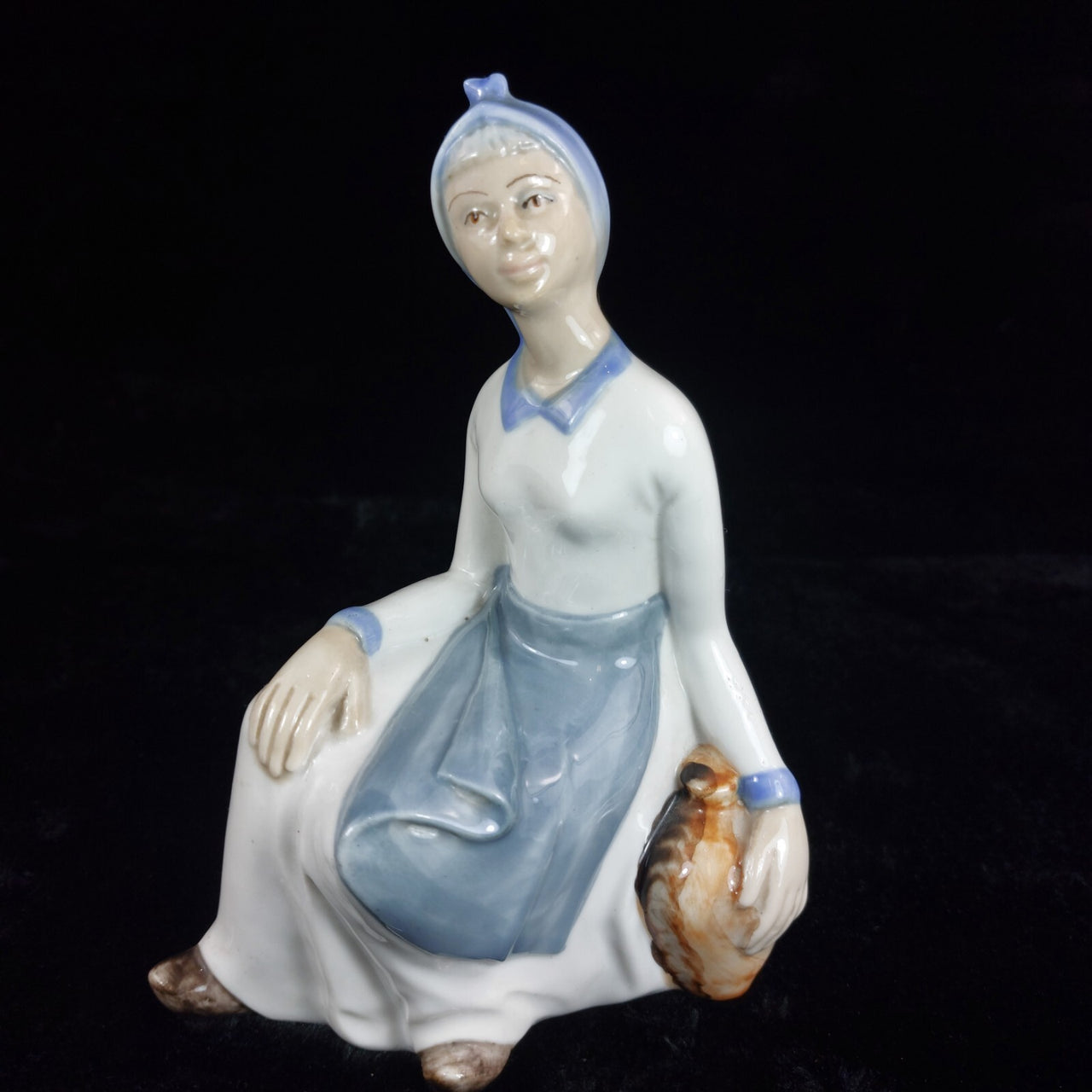 TITO Spanish Porcelain Figurine - Girl with Water Jug bookcase (1970s) figure4