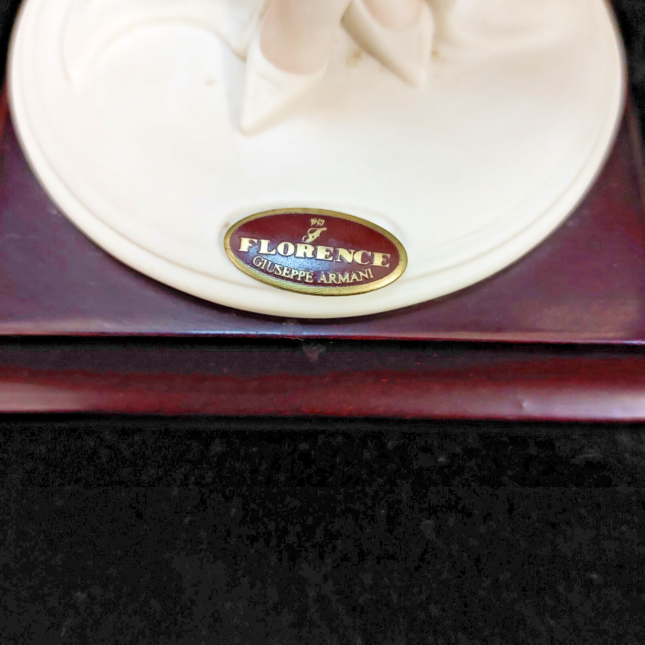 Florence Armani Stepping Out Figurine – Mint Condition 1413F Lady With Box & COA15