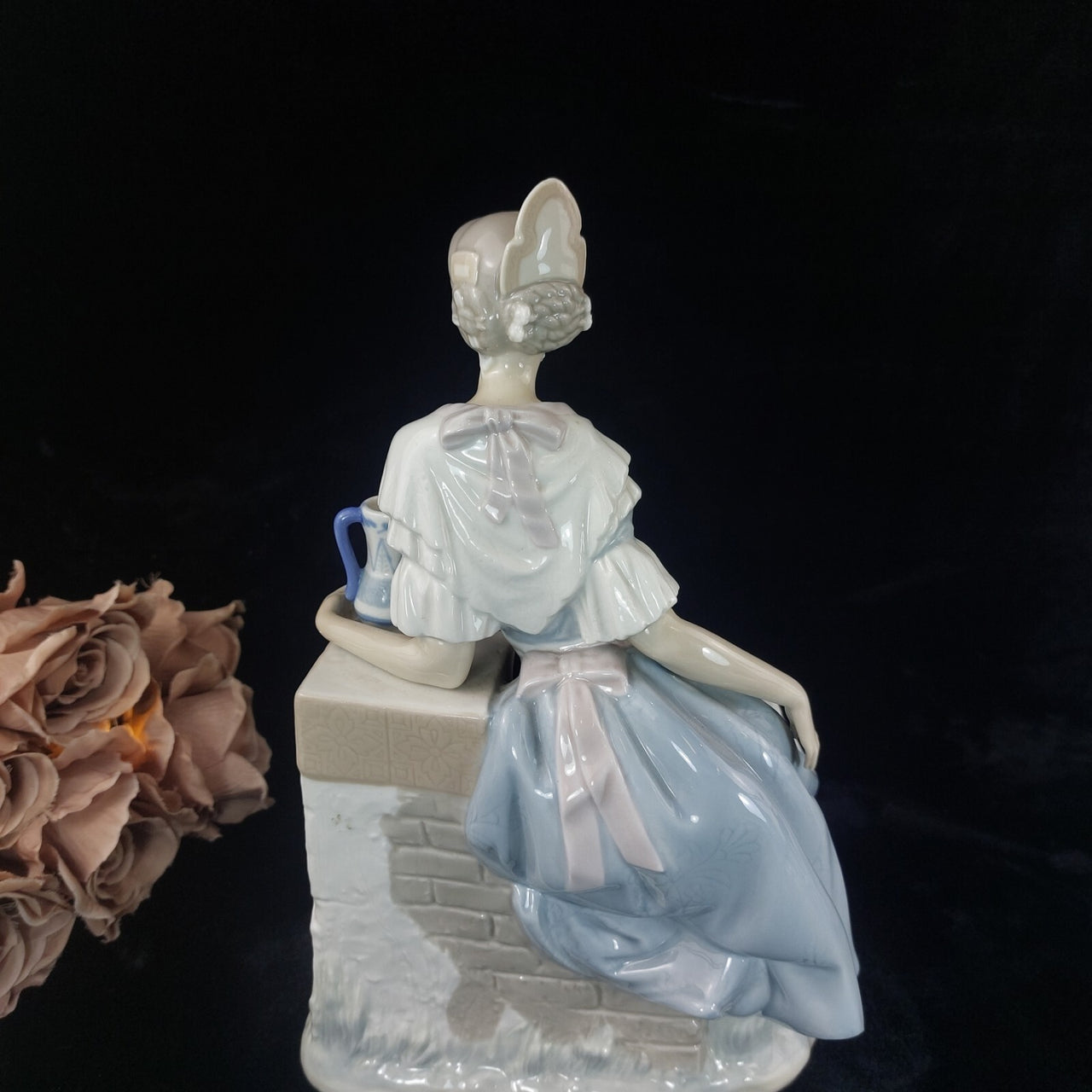 NAO Spain Good Figurine Lady Elegant with Jug Pastel Glazed Porcelain 12.5"4