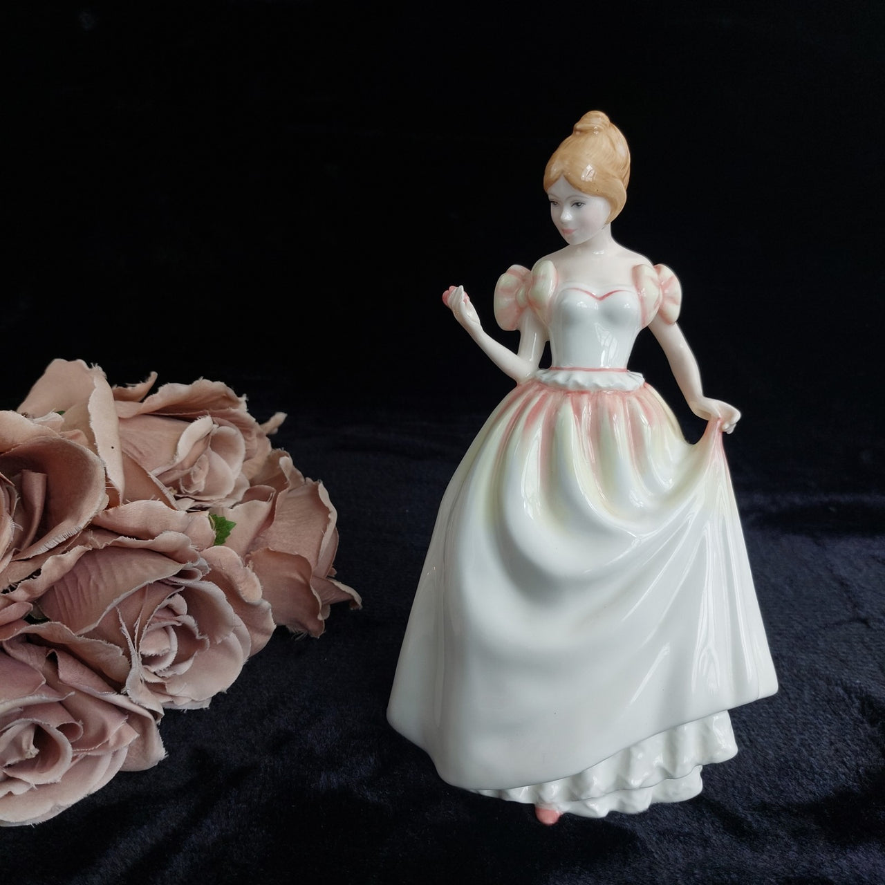 Royal Doulton Good Gift of Love Figurine decor 8.5in Pink White 491g 1993 Nada 0