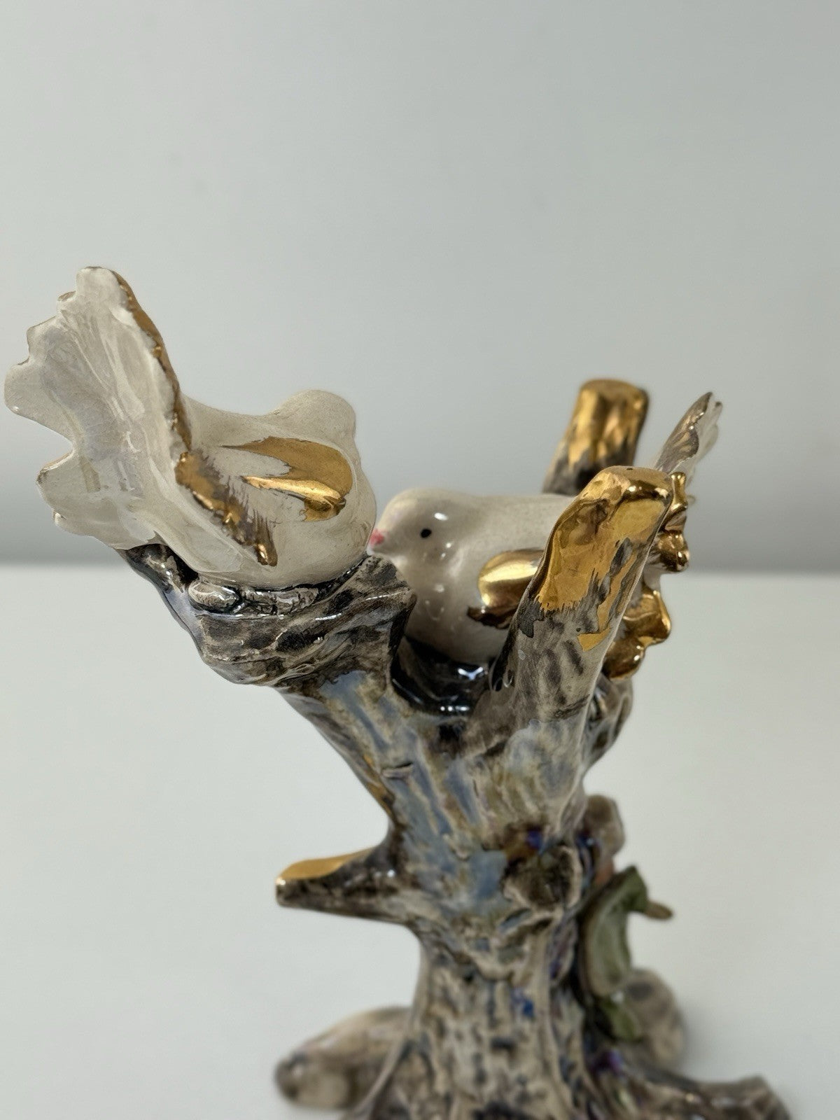 Vintage Iridescent Bird Figurines Pair Tree Trunk Base Gold Trim Gift Roses10