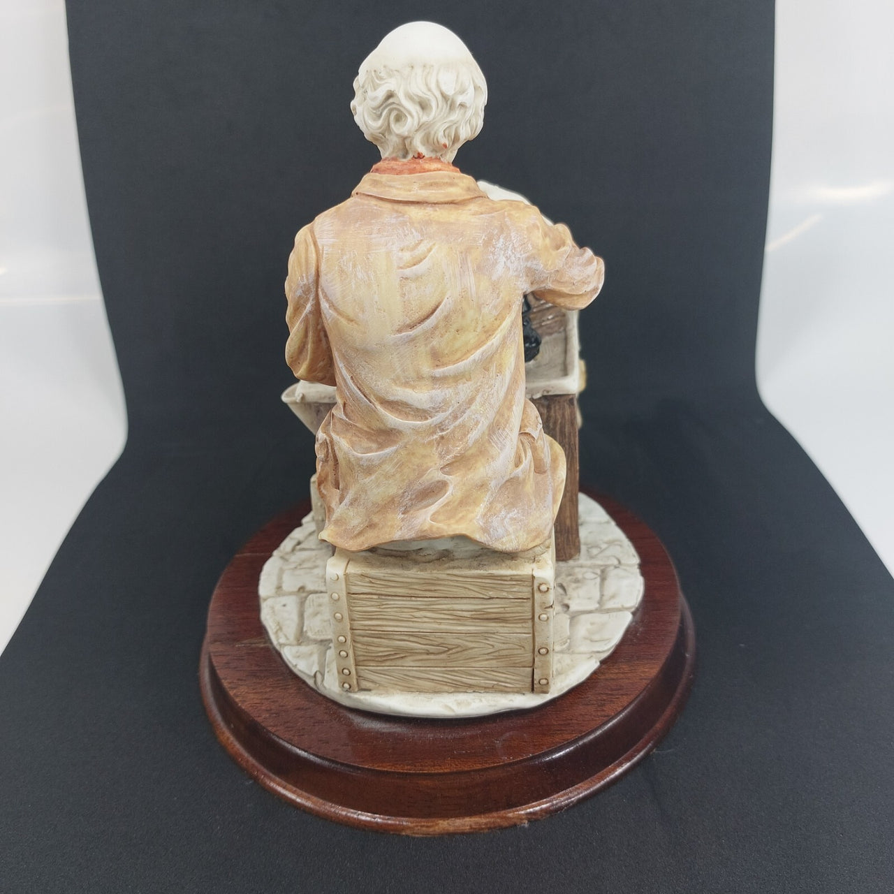 Leonardo Collection Figurine "The Tea Break" Porcelain Resin Presenting7
