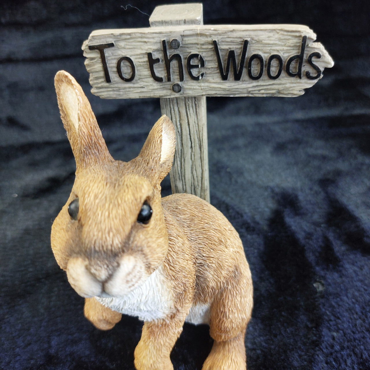 Leonardo Collection 2002 To The Woods lovely Rabbit Figurine  Ornament 5.5"5