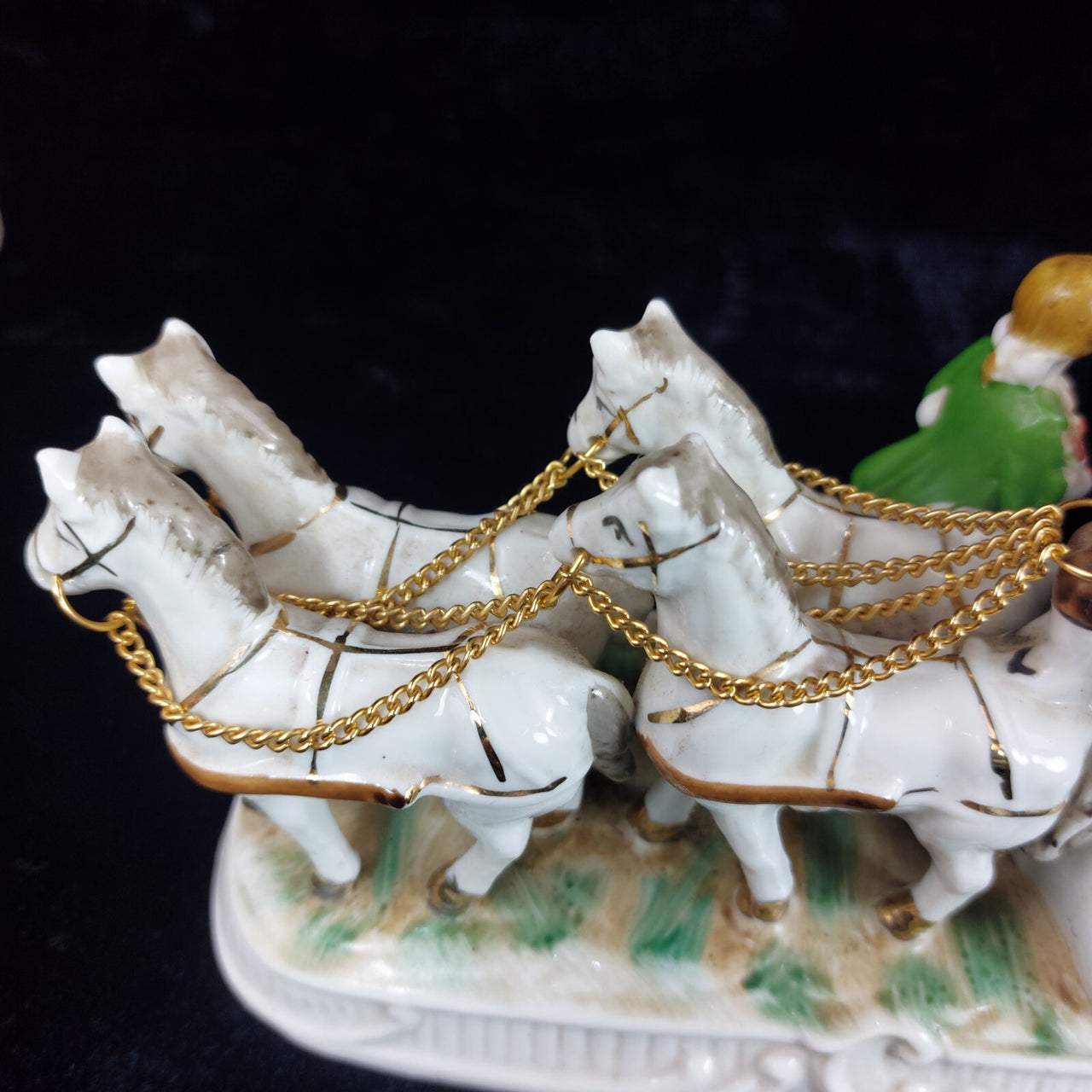 Porcelain horse- marriage proposal scene 70s Drawn Carriage Vintage Music Box.9