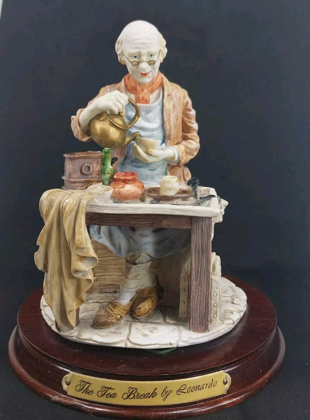 Leonardo Collection Figurine "The Tea Break" Porcelain Resin Presenting1