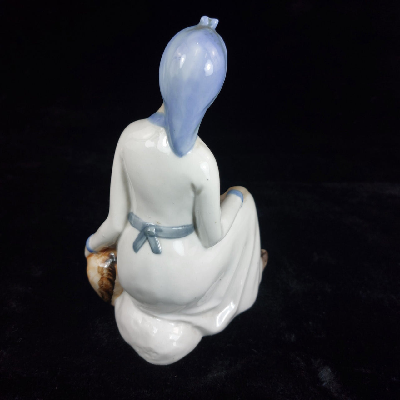 TITO Spanish Porcelain Figurine - Girl with Water Jug bookcase (1970s) figure6