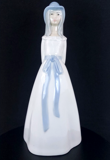 Collectable Porcelanas M. Requena Blue white porcelain Lady Figurine Spain0