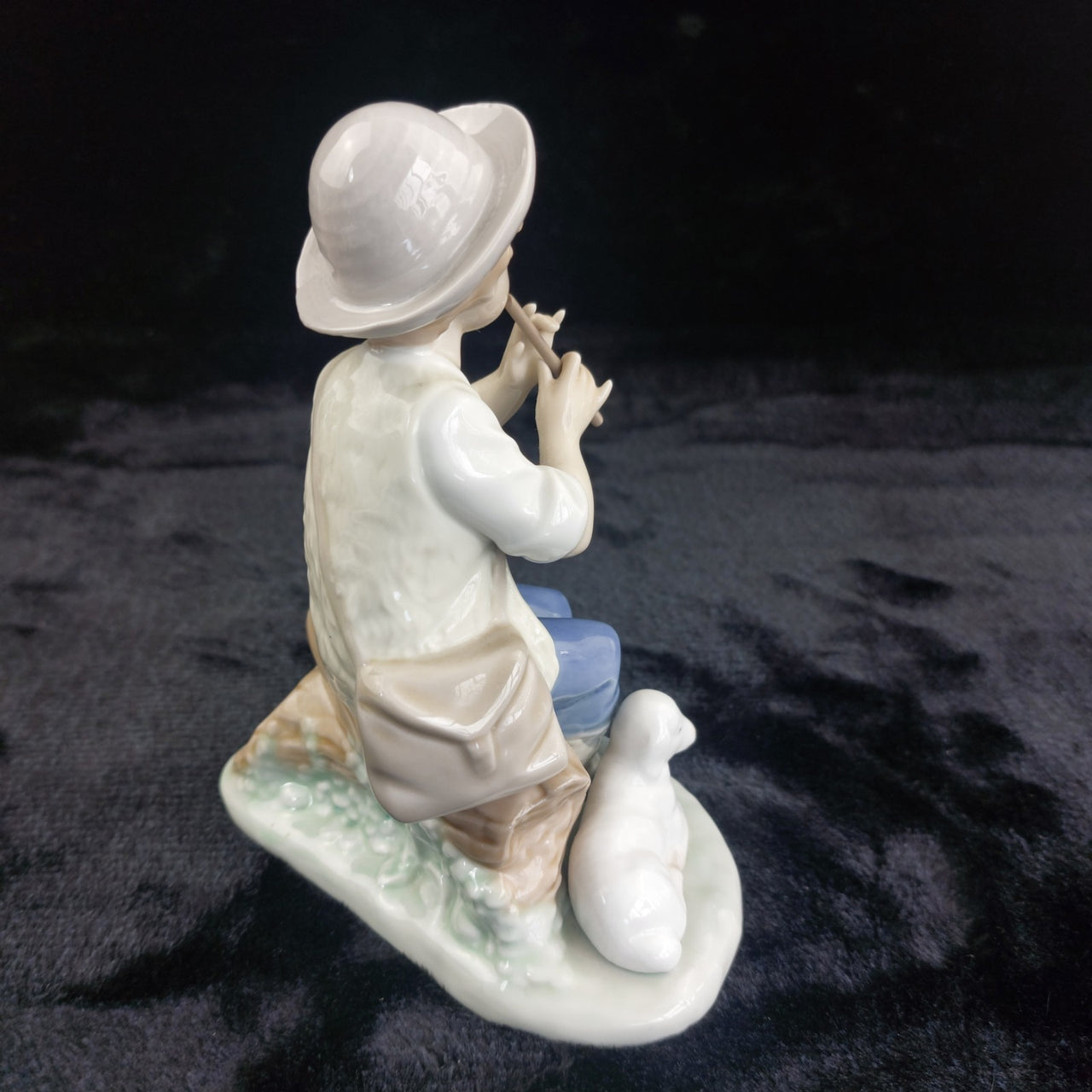 NAO Lladro by 1987 Figurine Boy Flute & Dogs 7" Spain Porcelain bookcase decor4