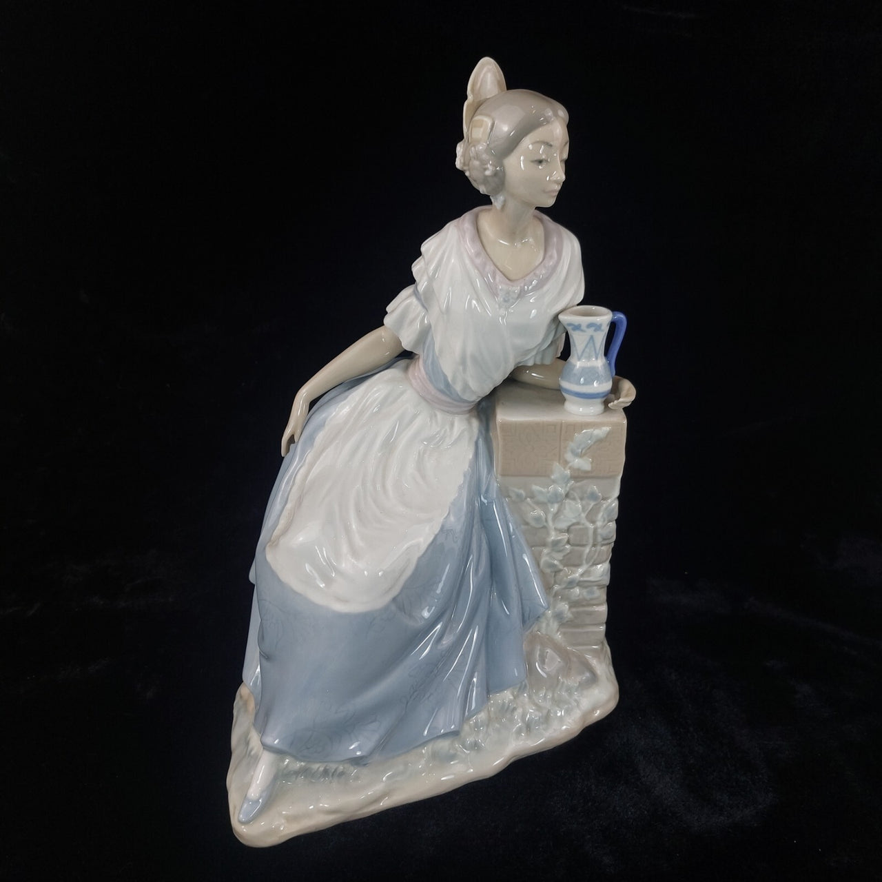NAO Spain Good Figurine Lady Elegant with Jug Pastel Glazed Porcelain 12.5"8