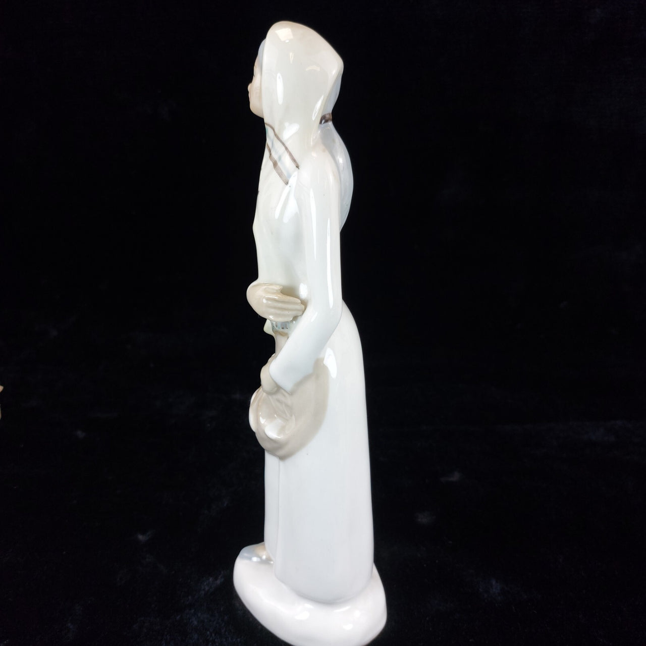 Porcelanas Penatal Figurine Woman with Goose from Segovia, Spain bookcase figure6