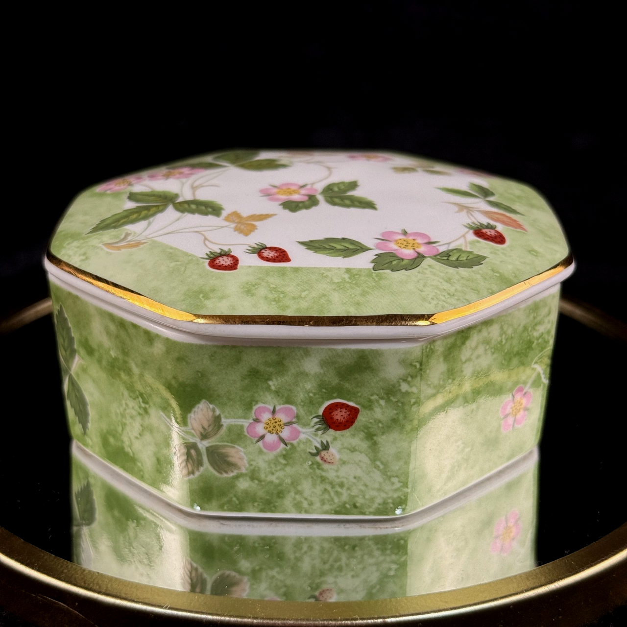 Wedgwood Wild Strawberry Octagonal Trinket Box Bone China Made in England Gold T0