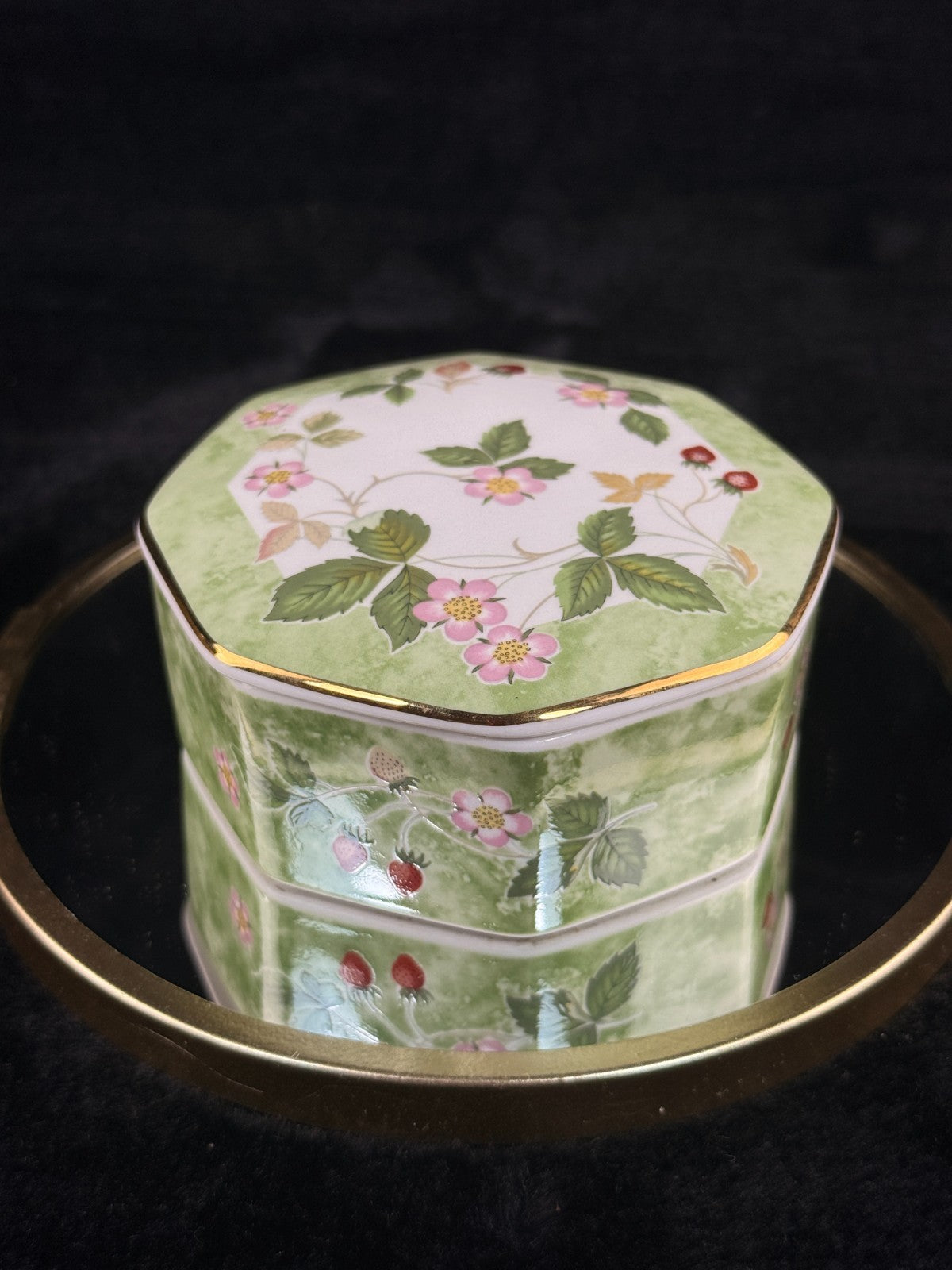 Wedgwood Wild Strawberry Octagonal Trinket Box Bone China Made in England Gold T8