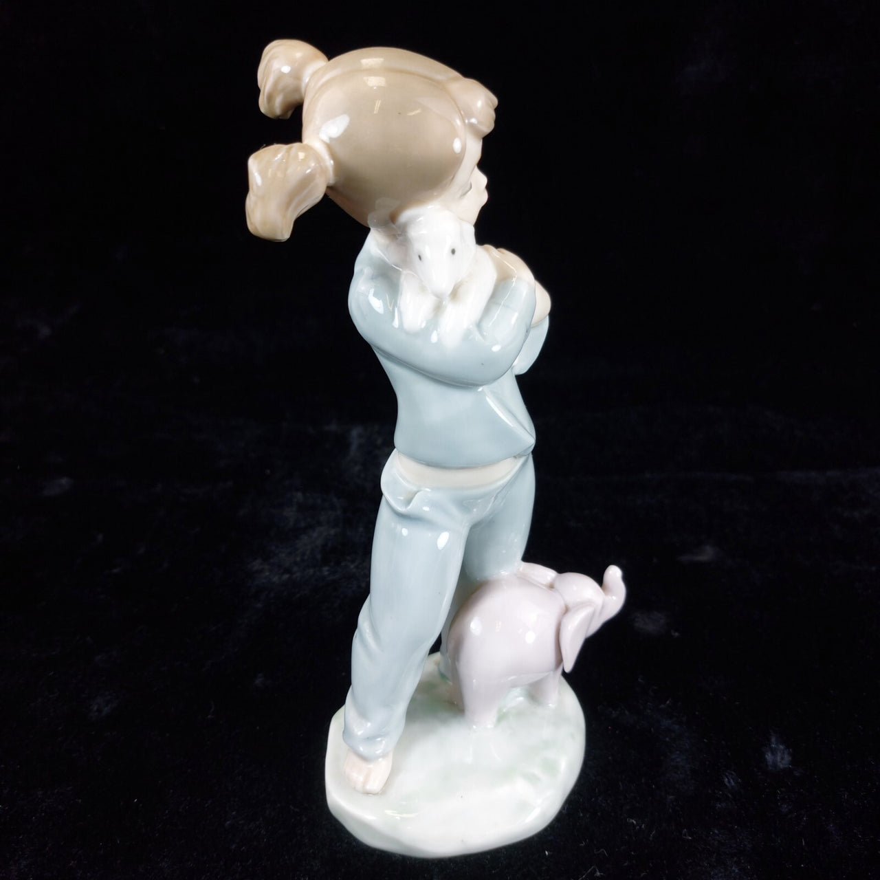Retired Charming NAO by Lladró Figurine Girl with Elephant bookcase (1980) figur11