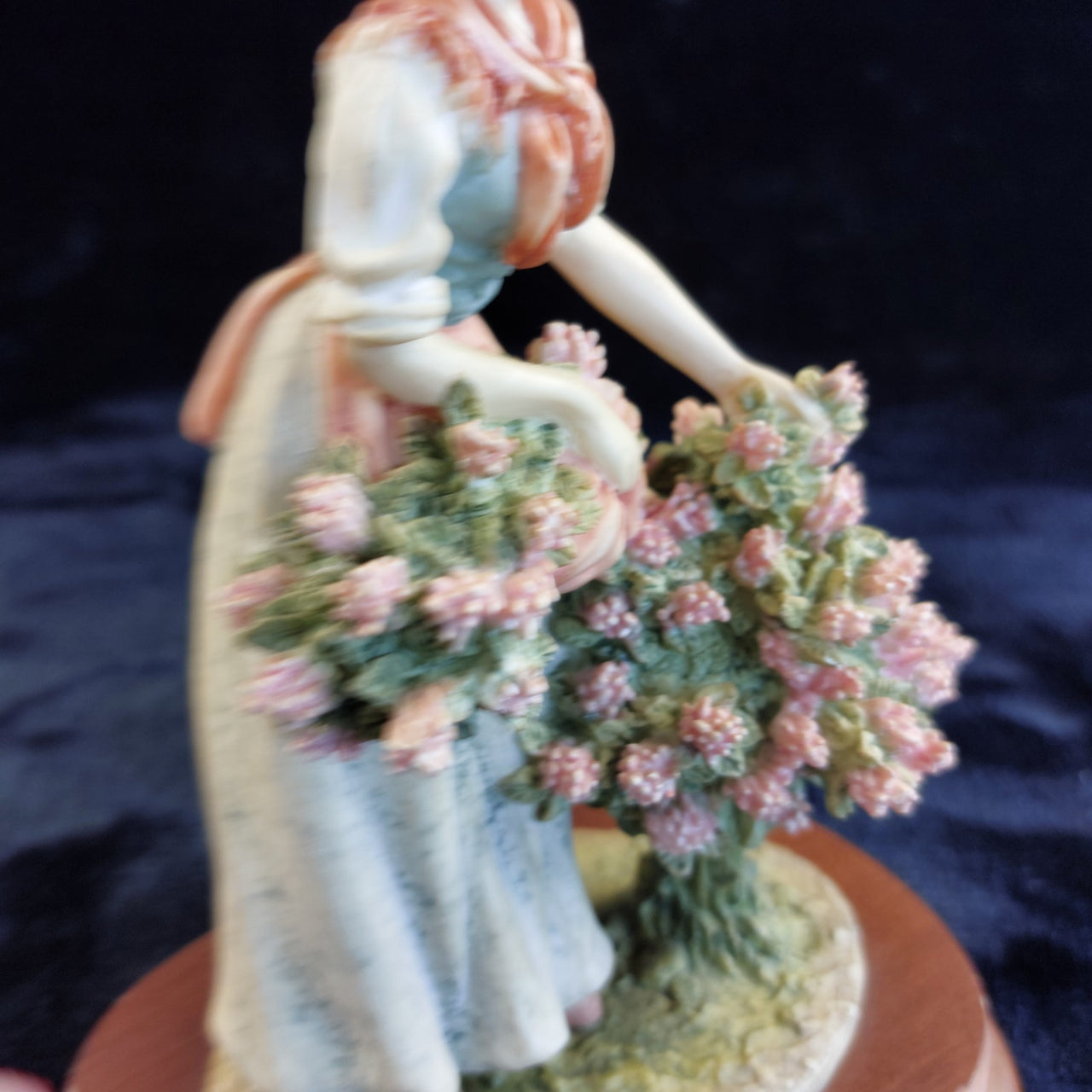 Leonardo Collection Elizabeth Acceptable Figurine Chipped Hand Painted 8" 199110
