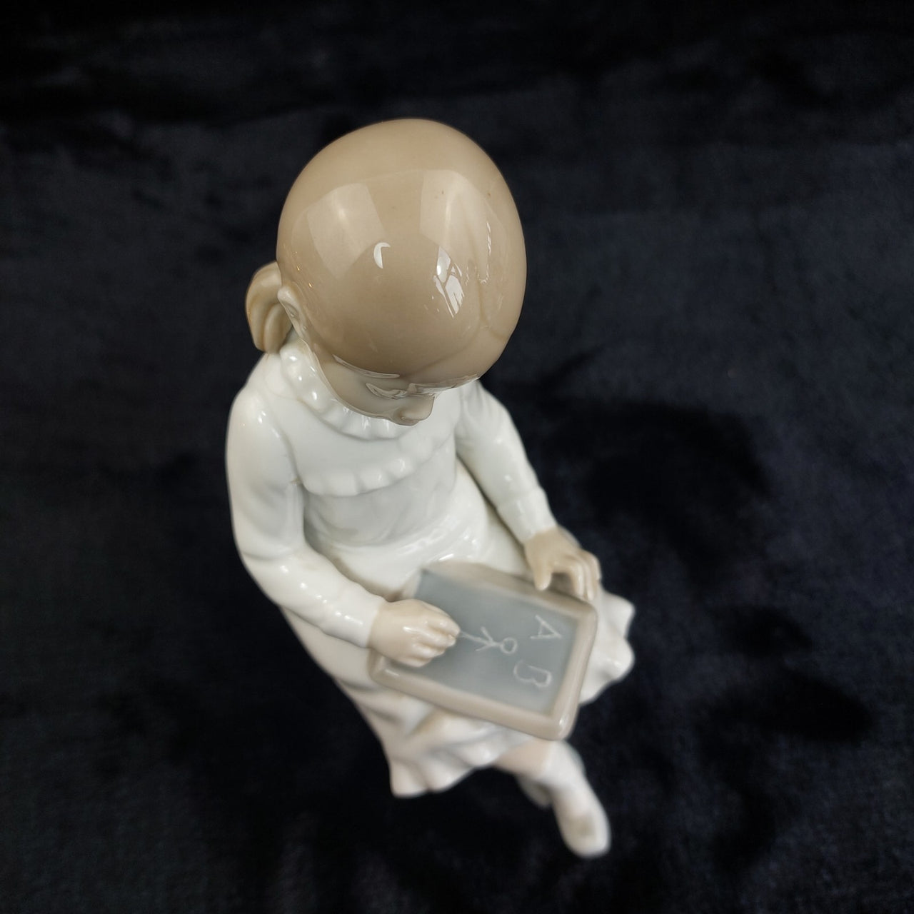 Nao by Lladro Girl Figurine Reading 8 Slate School repaired bookcase decor kids9