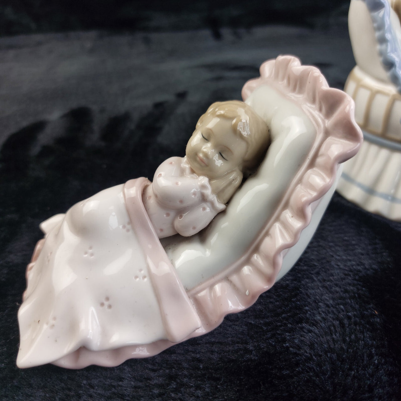 Leonardo Collection Porcelain Sleeping Baby Figurines Set Girl Boy Bed Deco gift9