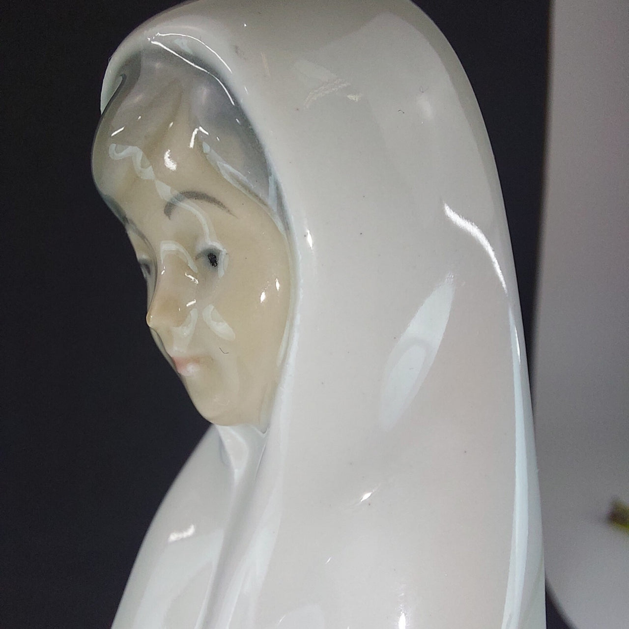 Requena Miquel Nun Figurine Pristine White Porcelain, 6.5" chip on the skirt dec12