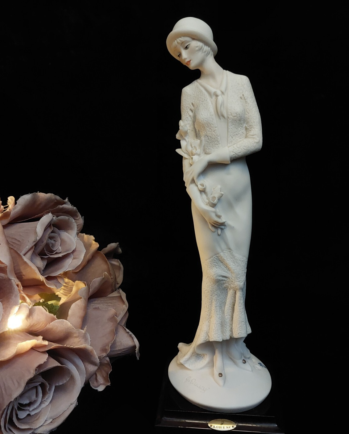 Giuseppe Armani Figurine 1987 Stunning Florence Lady with Flowers 10" decor.0