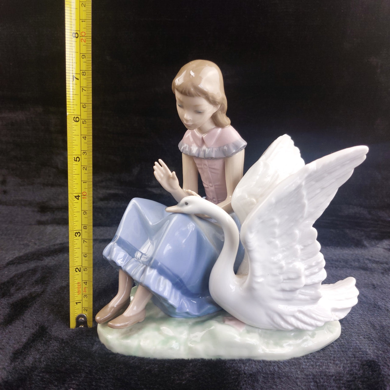 NAO Lladro Girl with Swan Figurine 1986 7.5" Tall Finish Glossy bookshelf decor4