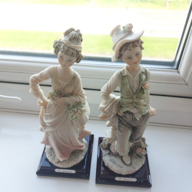 Giuseppe Armani Figurines Pair Boy Girl Flowers Basket Romantic Scene 9