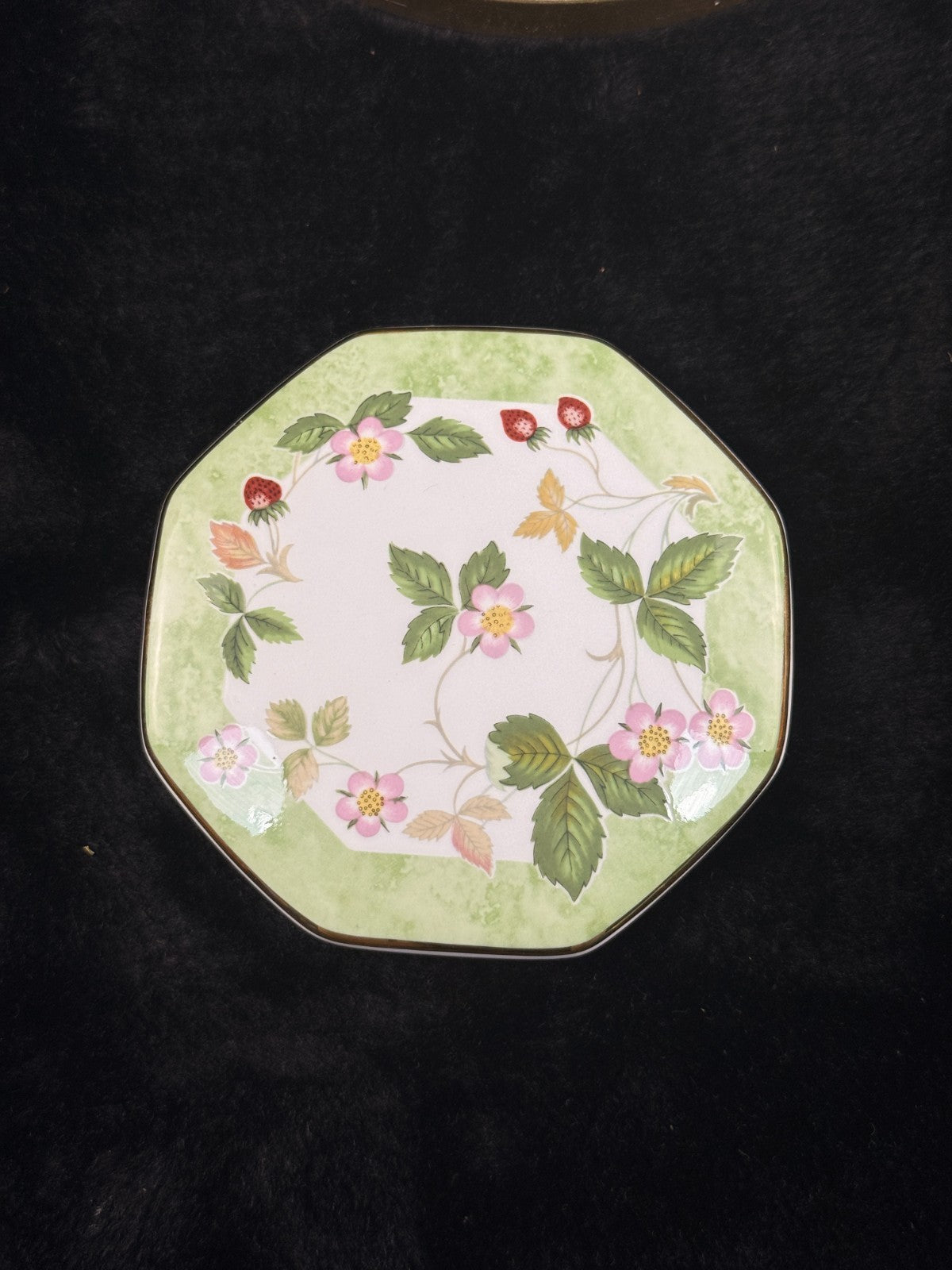 Wedgwood Wild Strawberry Octagonal Trinket Box Bone China Made in England Gold T12