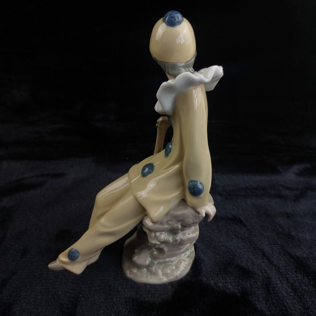 RARE by NAO Lladro Pierrot Clown Figurine with Mandolin 1987 bookcase decor2