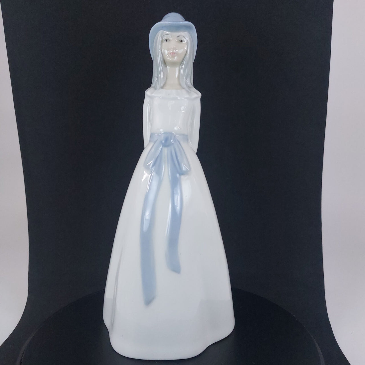 Porcelanas M. Requena Collectable Blue white porcelain Lady Figurine Spain Decor7