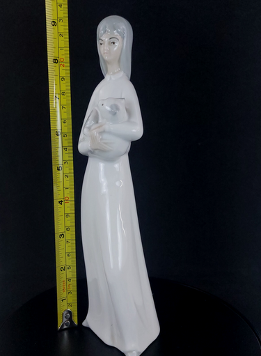 Miquel Requena Porcelain Maria with Lamb Valencia Cuart de Figurine  Poblet . 1