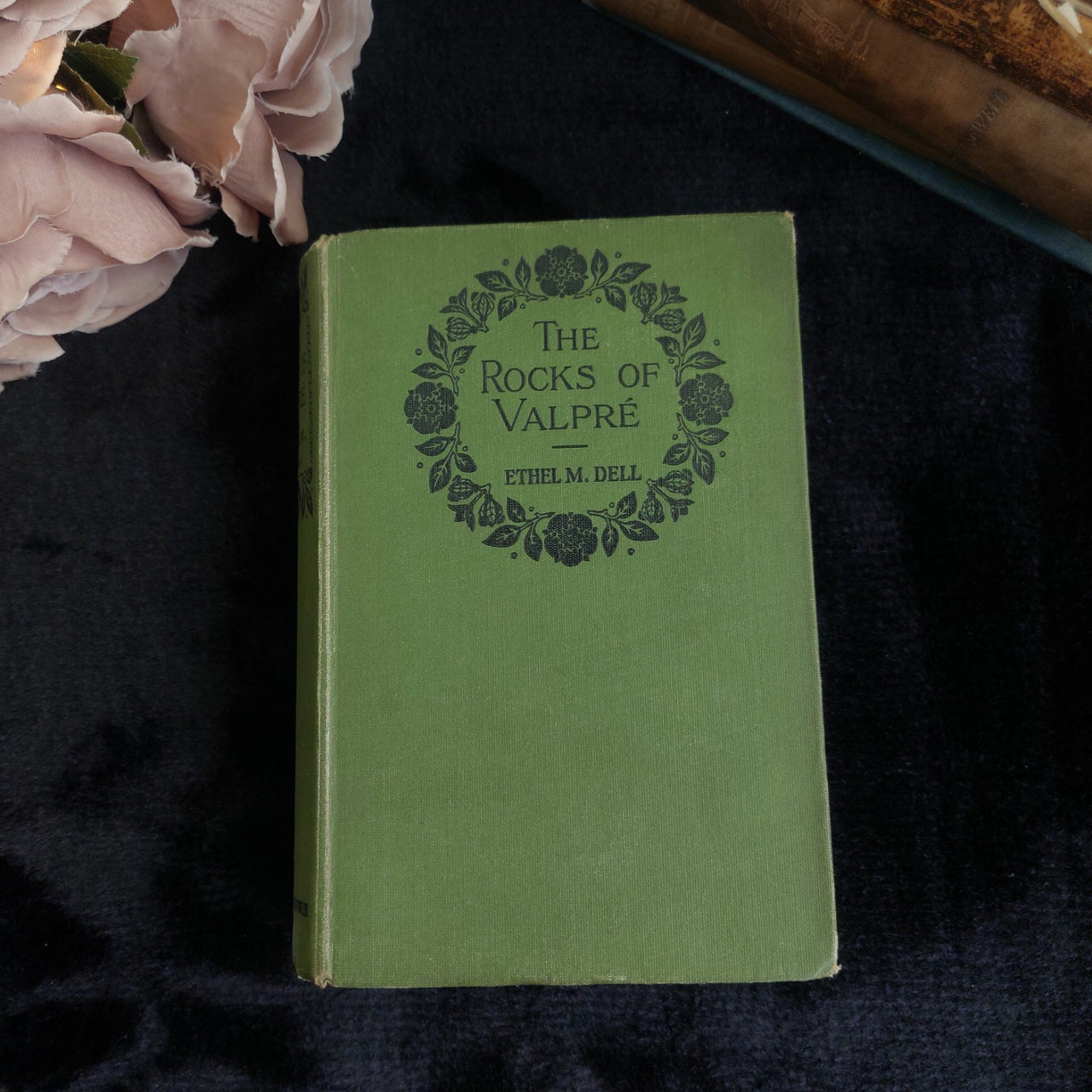 T. Fisher Unwin Rocks of Valpre Ethel M. Dell Edition 1916 -Green Worn Cloth0