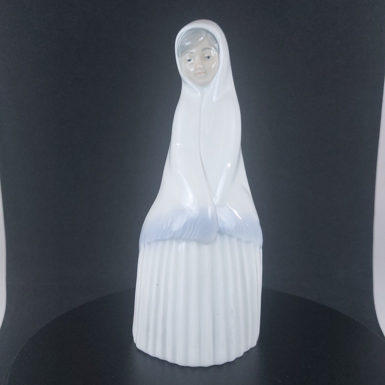 Requena Miquel Nun Figurine Pristine White Porcelain, 6.5" chip on the skirt dec3