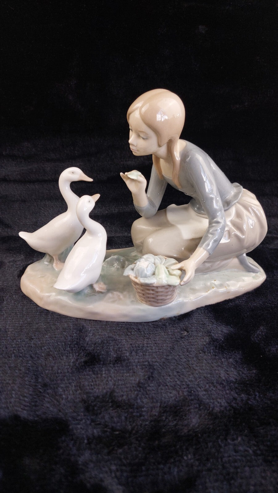 Lladro Girl Feeding Geese Porcelain Figurine 1278g Glazed Ducks bookcase decor15