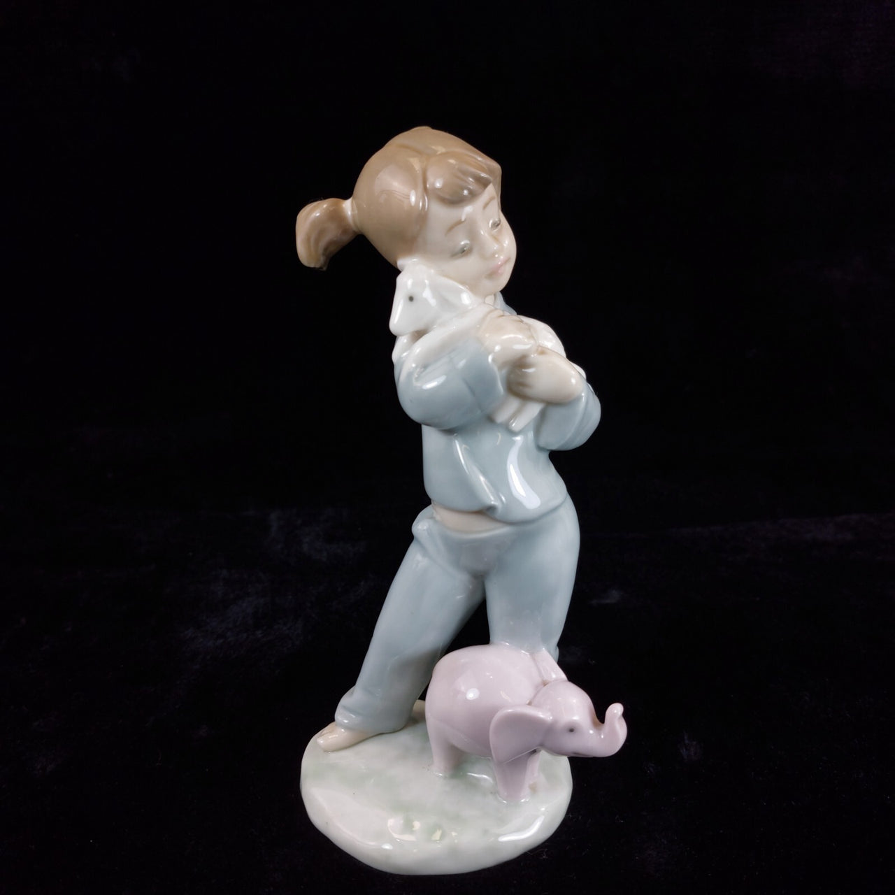 Retired Charming NAO by Lladró Figurine Girl with Elephant bookcase (1980) figur2