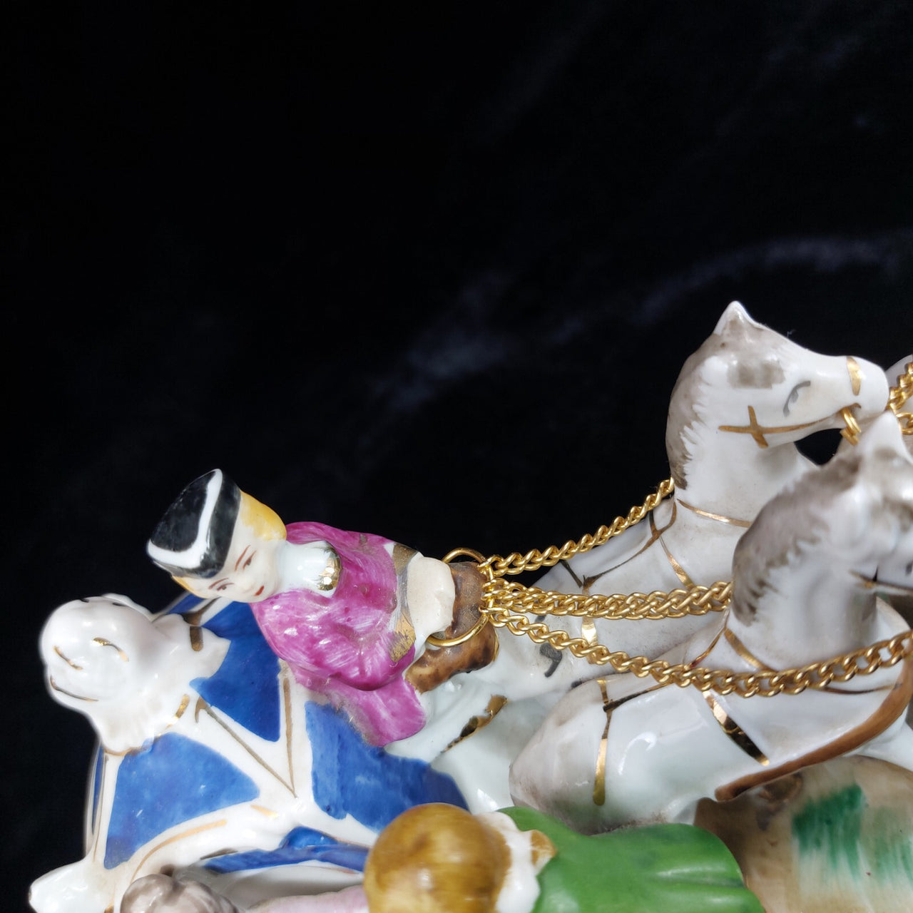 Porcelain horse- marriage proposal scene 70s Drawn Carriage Vintage Music Box.12