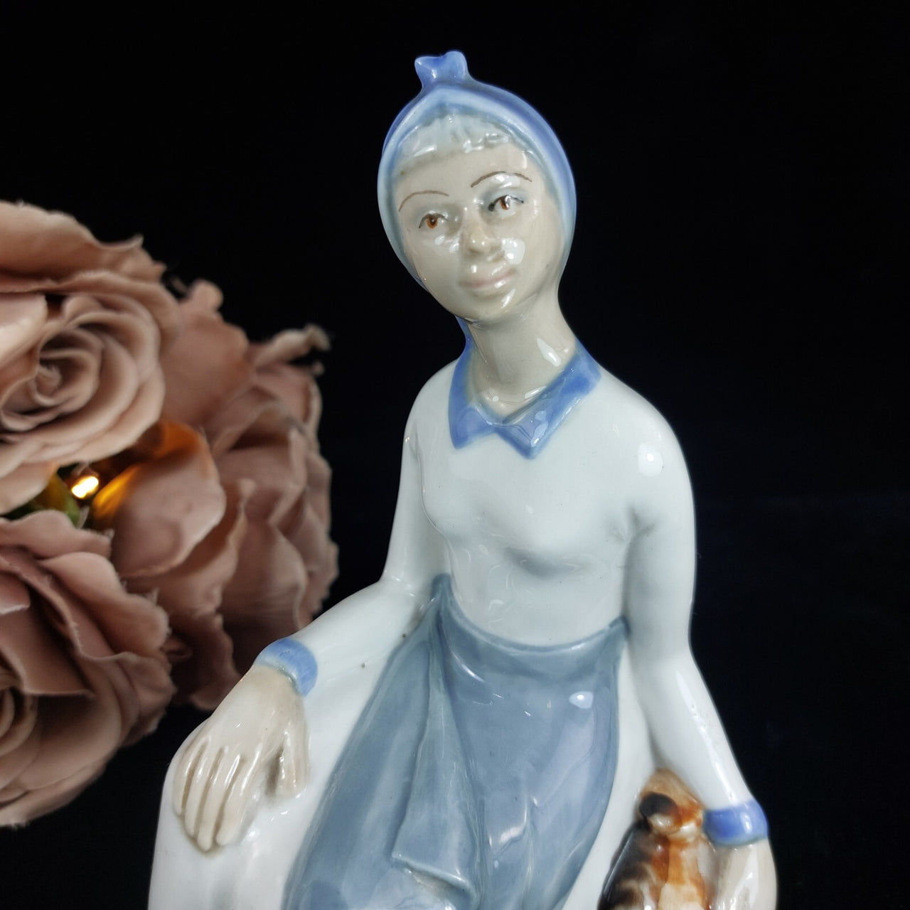 TITO Spanish Porcelain Figurine - Girl with Water Jug bookcase (1970s) figure1
