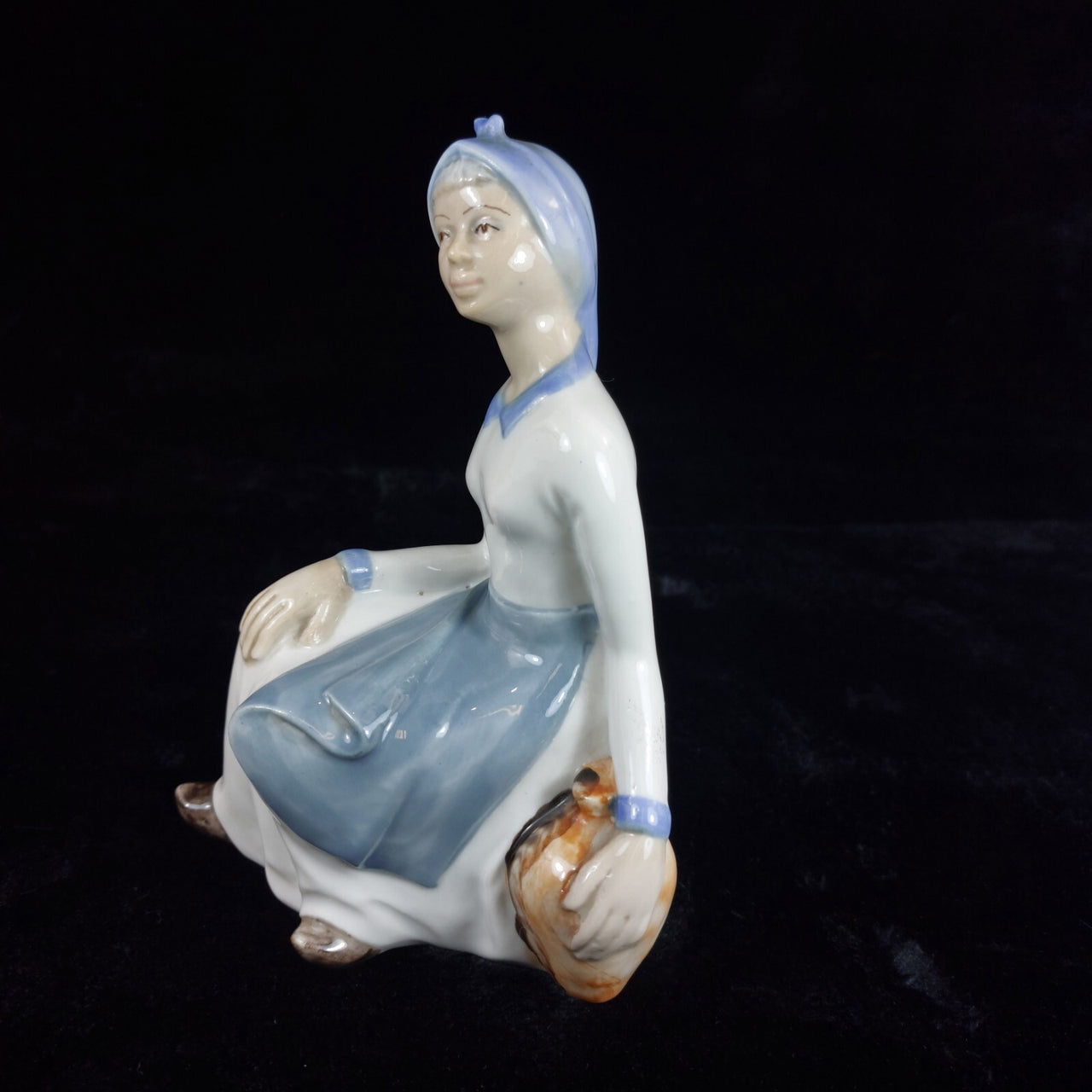 TITO Spanish Porcelain Figurine - Girl with Water Jug bookcase (1970s) figure8