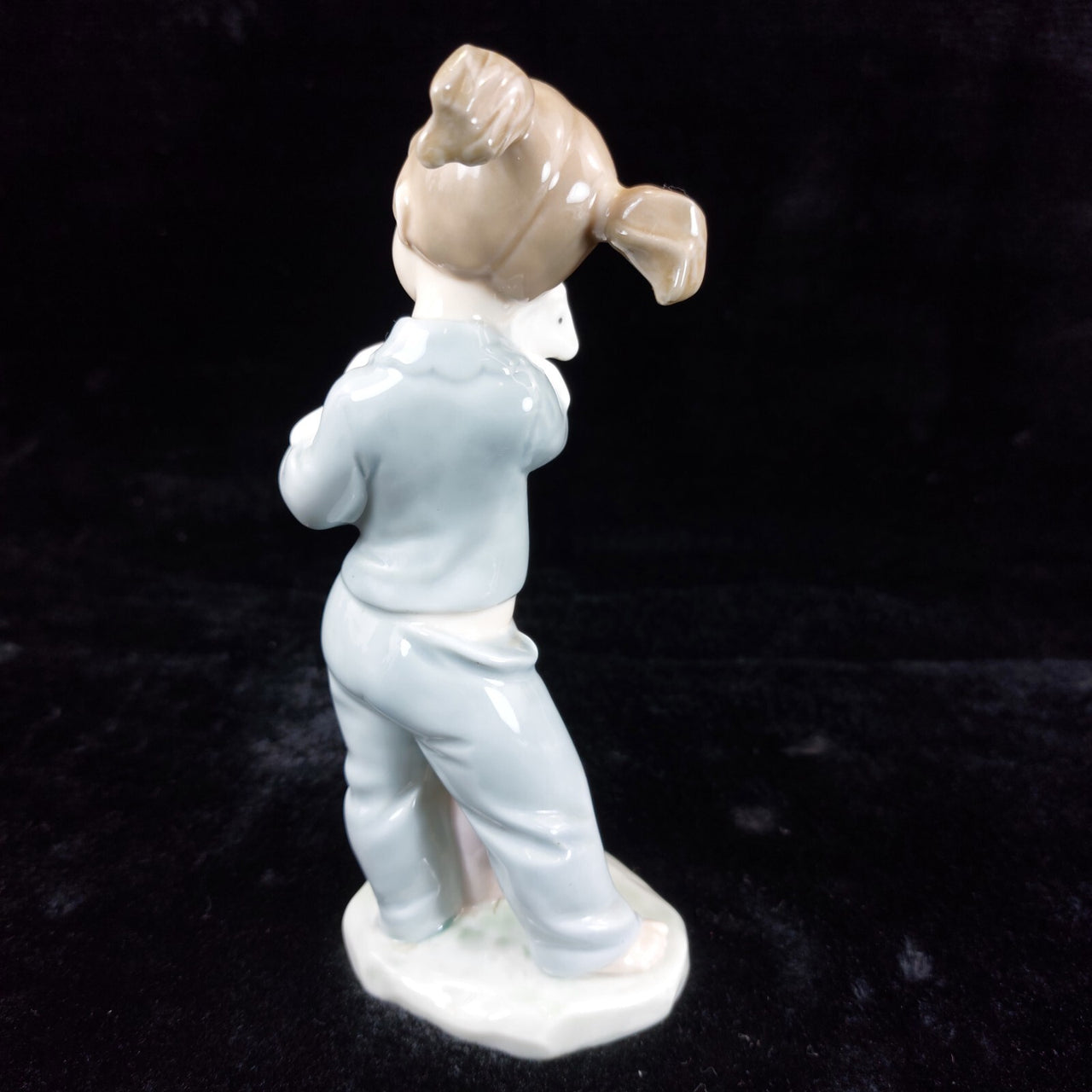 Retired Charming NAO by Lladró Figurine Girl with Elephant bookcase (1980) figur9