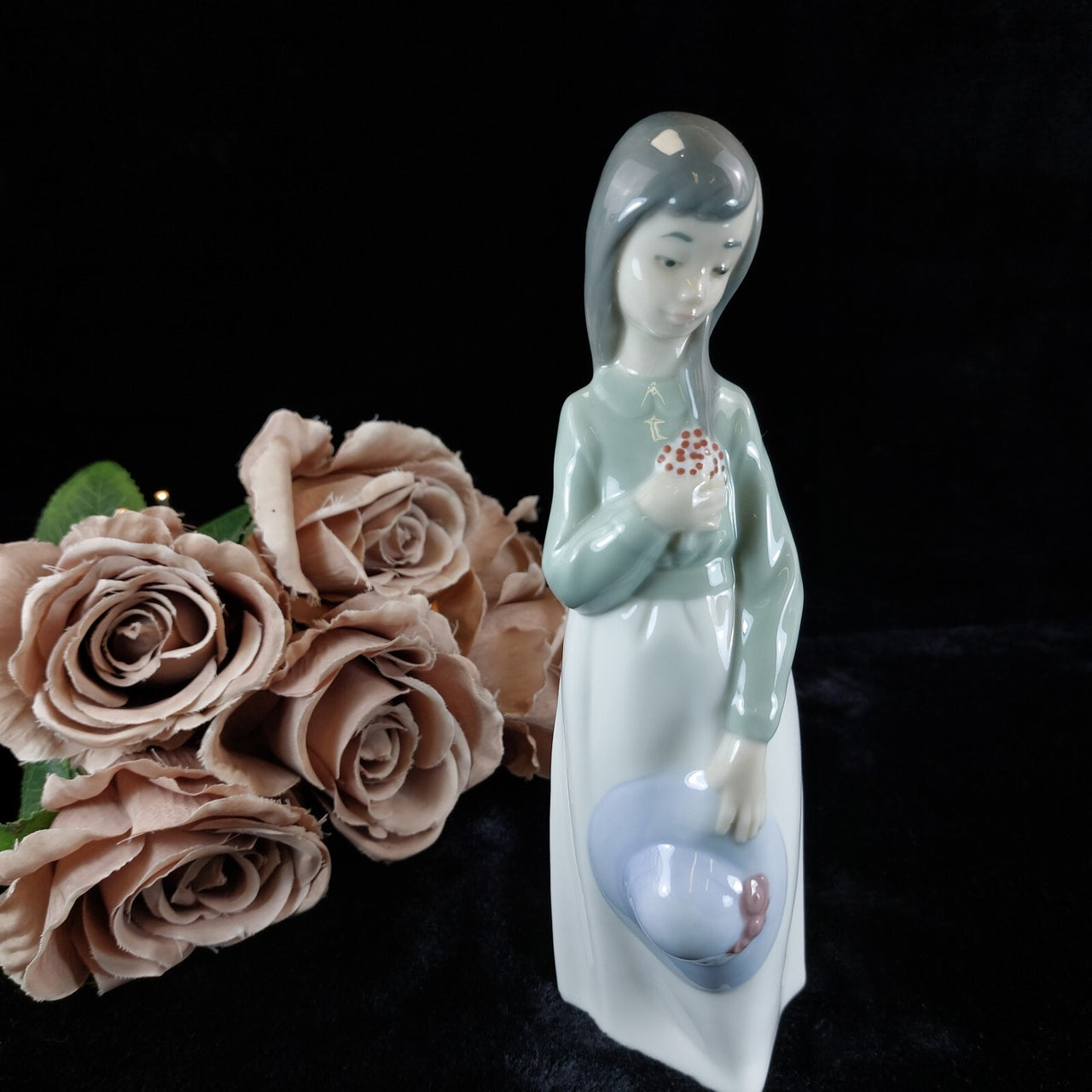 Beautiful NAO by Lladró Figurine Girl with Flowers and Hat bookcase (1990) figur0