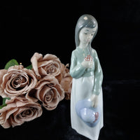 Thumbnail for Beautiful NAO by Lladró Figurine Girl with Flowers and Hat bookcase (1990) figur0