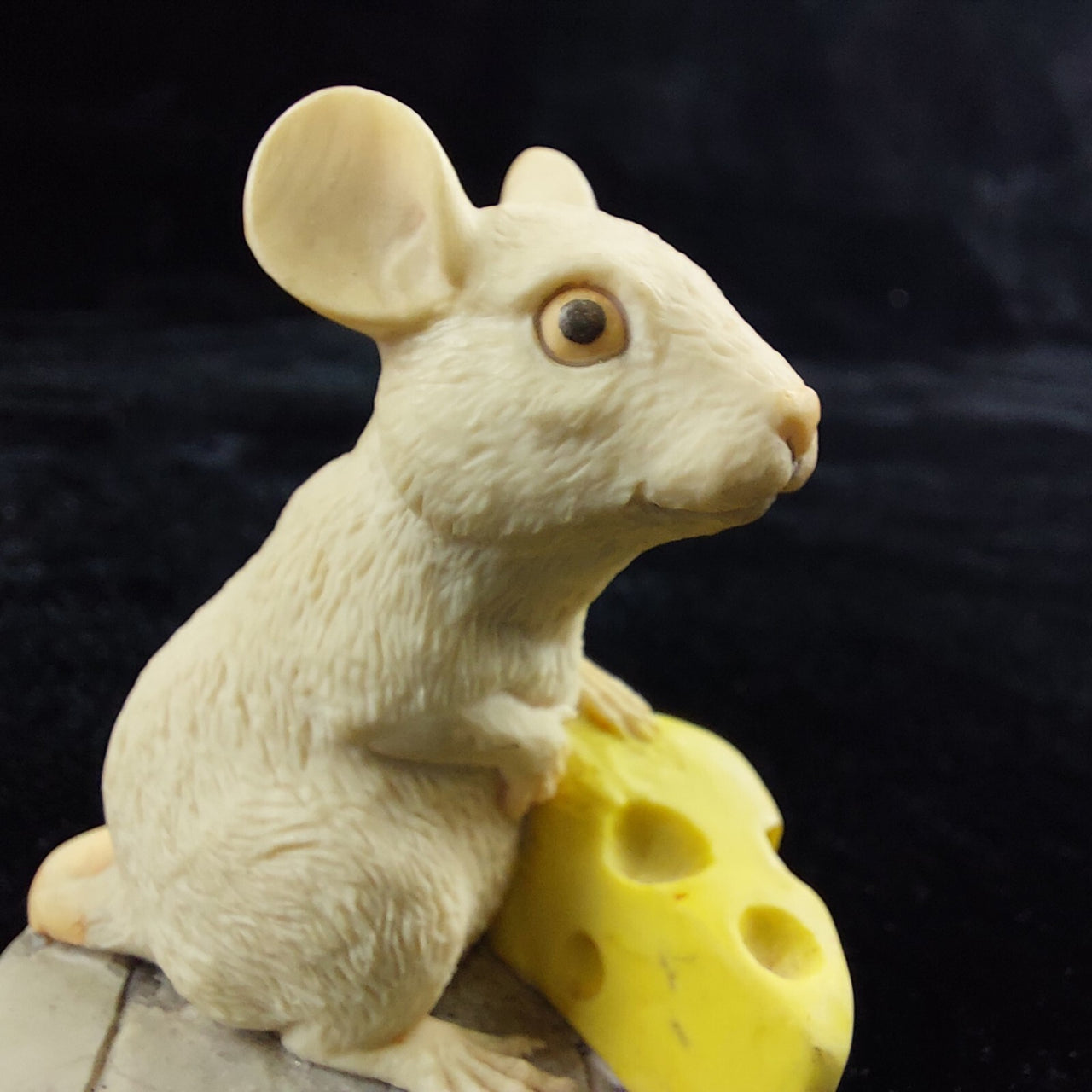 Border Fine Arts First Friends FF5 – 1989 Mouse with Cheese Figurine gift1