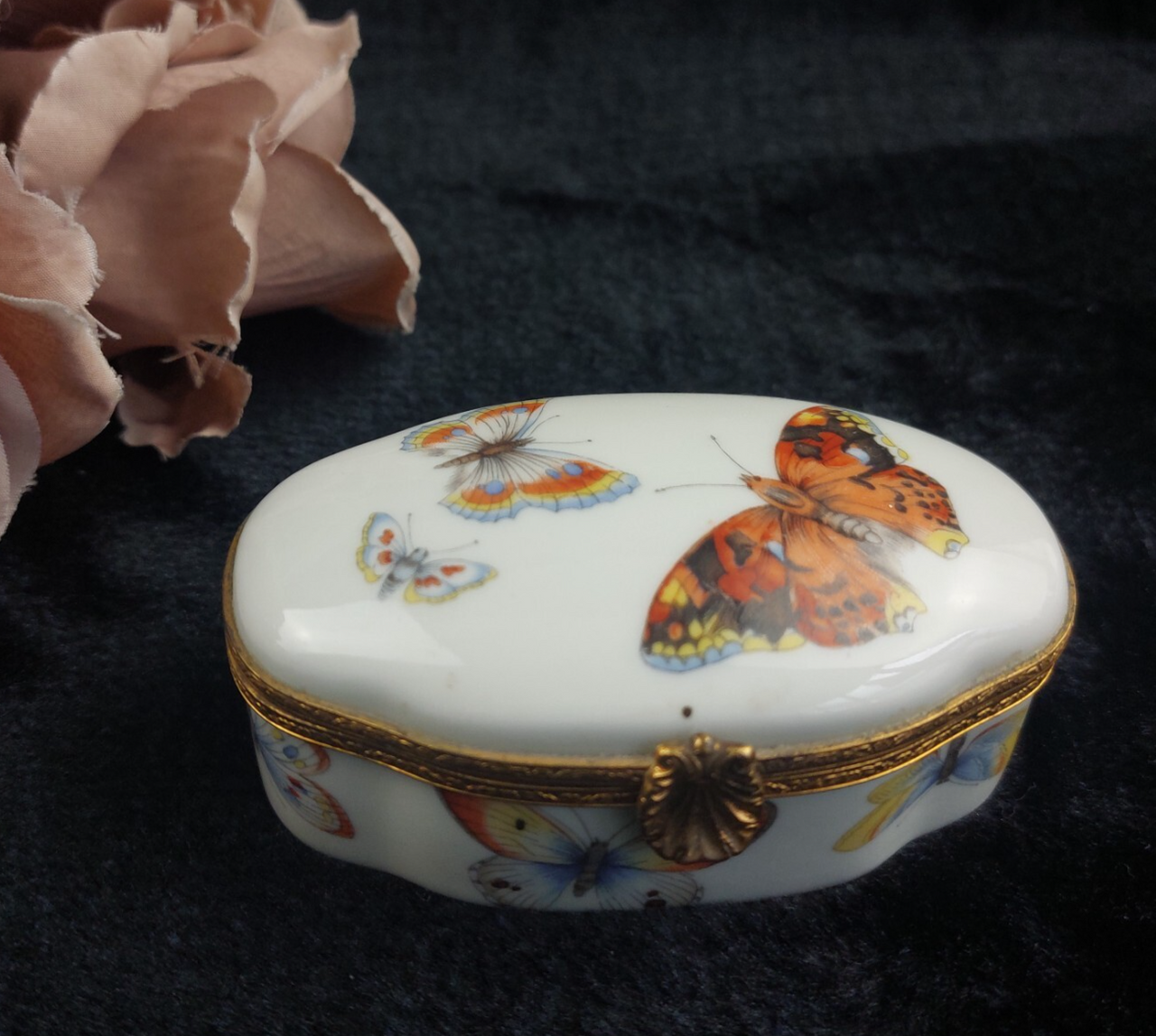 Porcelaine de France Good Butterfly Trinket Box Oval Hinged 4" Hand Painted 7