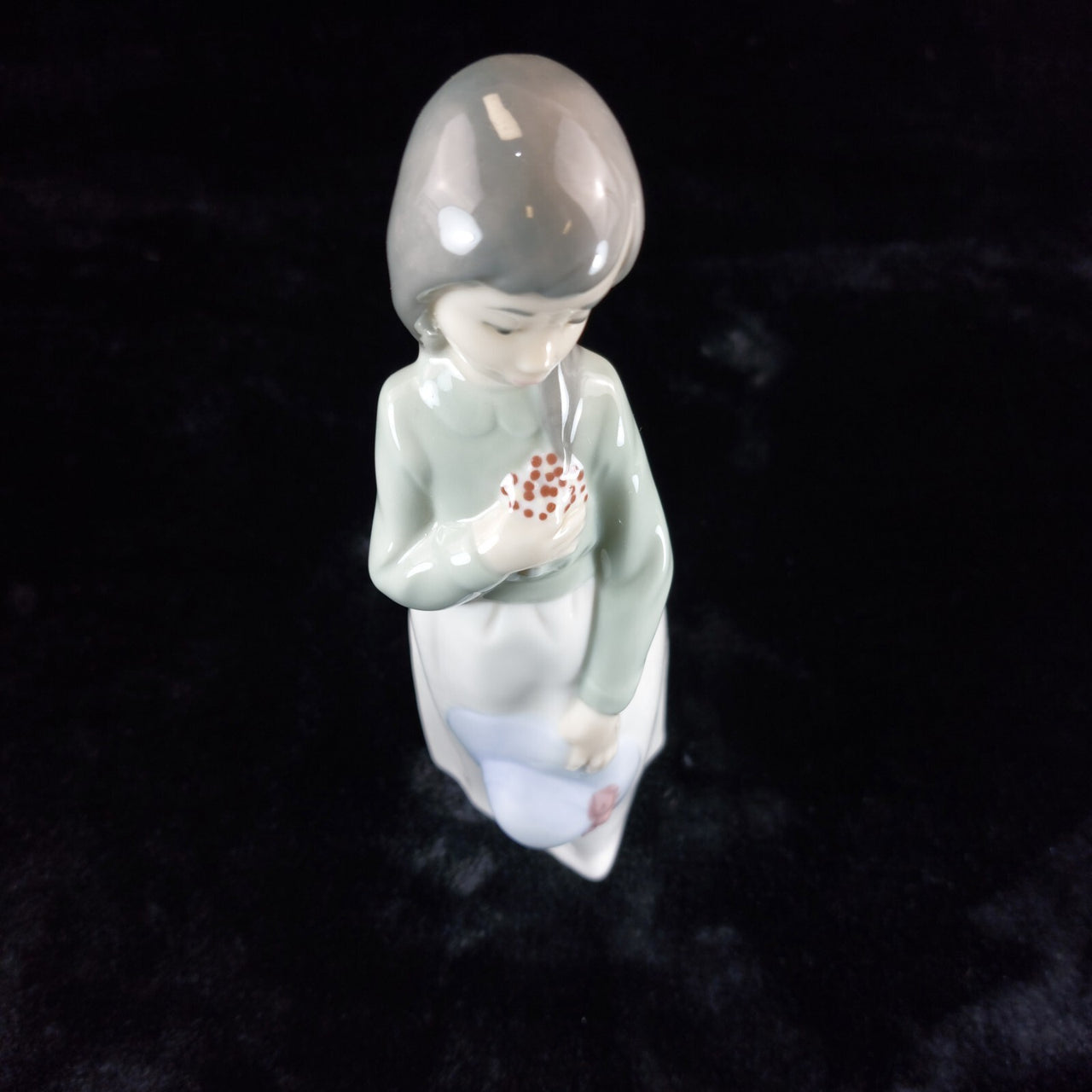 Beautiful NAO by Lladró Figurine Girl with Flowers and Hat bookcase (1990) figur3