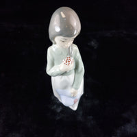 Thumbnail for Beautiful NAO by Lladró Figurine Girl with Flowers and Hat bookcase (1990) figur3