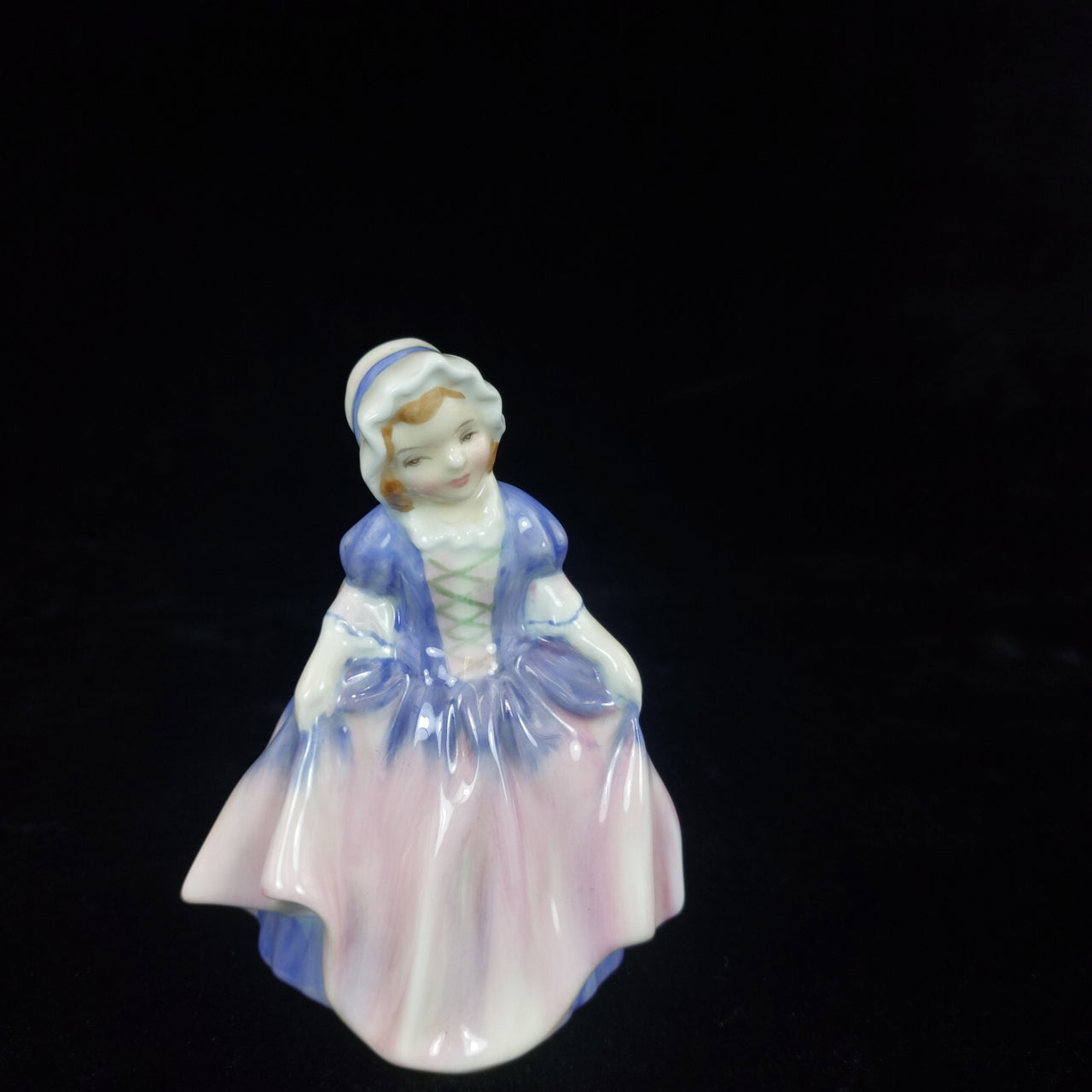 Royal Dinky Doulton Do Figurine Good HN1678 1935 Bone China Hand Painted 5"2