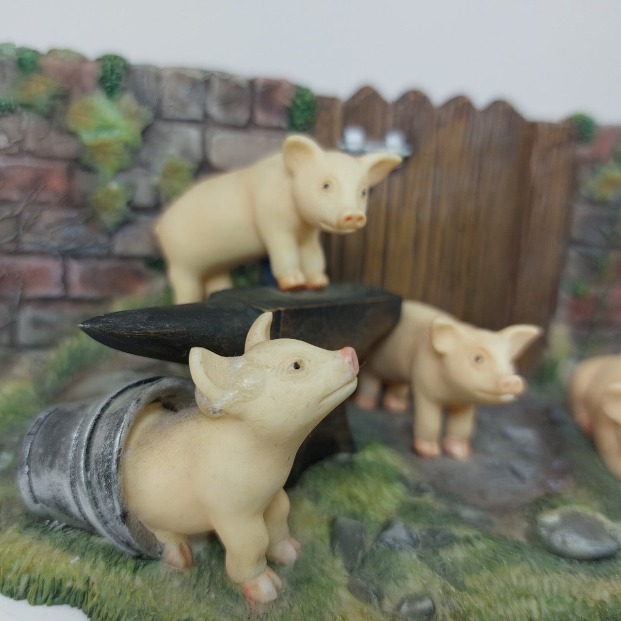 Rare The Leonardo Collection Farmyard Friends   1998 Piglets Figurine  3.35" 5