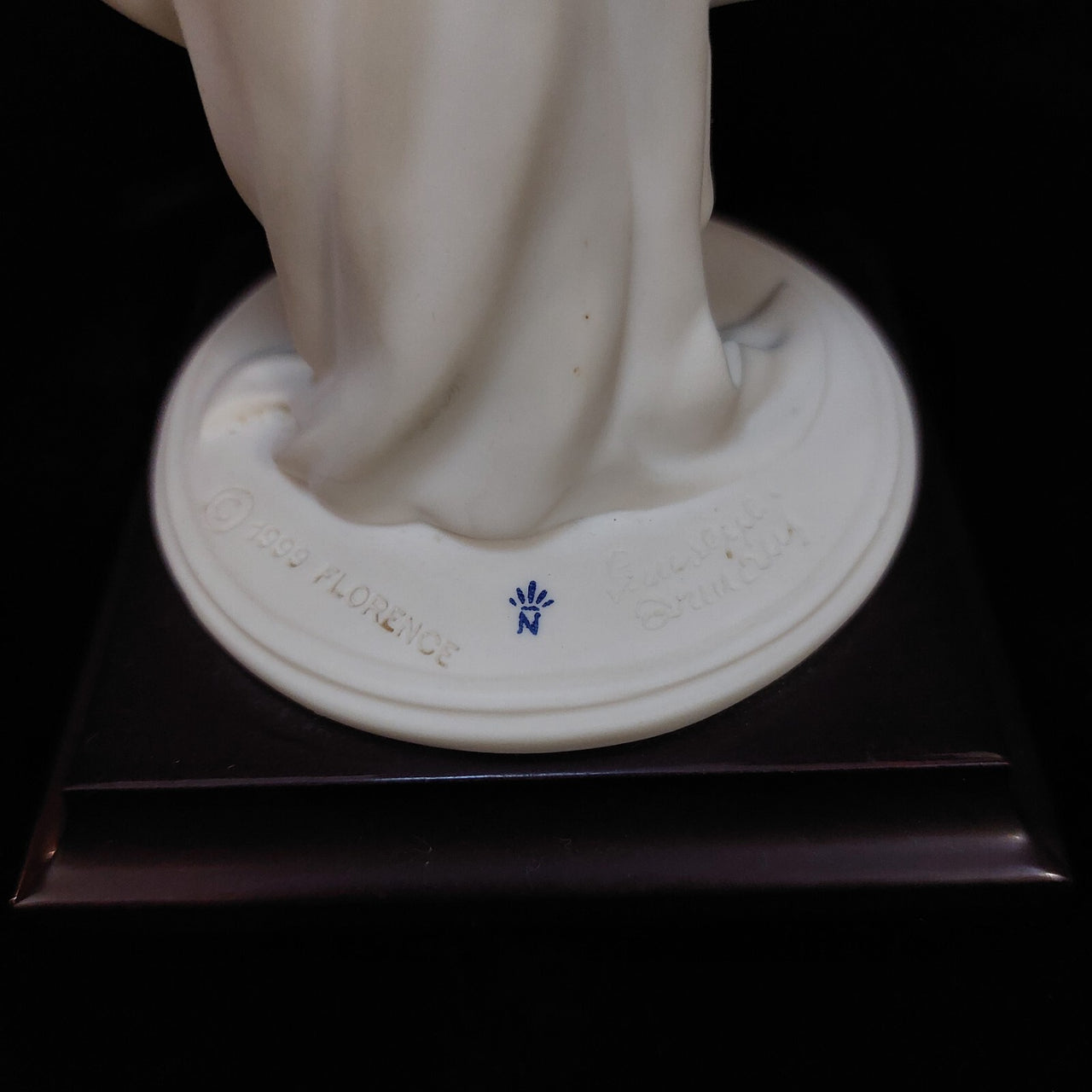 Florence Armani Stepping Out Figurine – Mint Condition 1413F Lady With COA & Box18