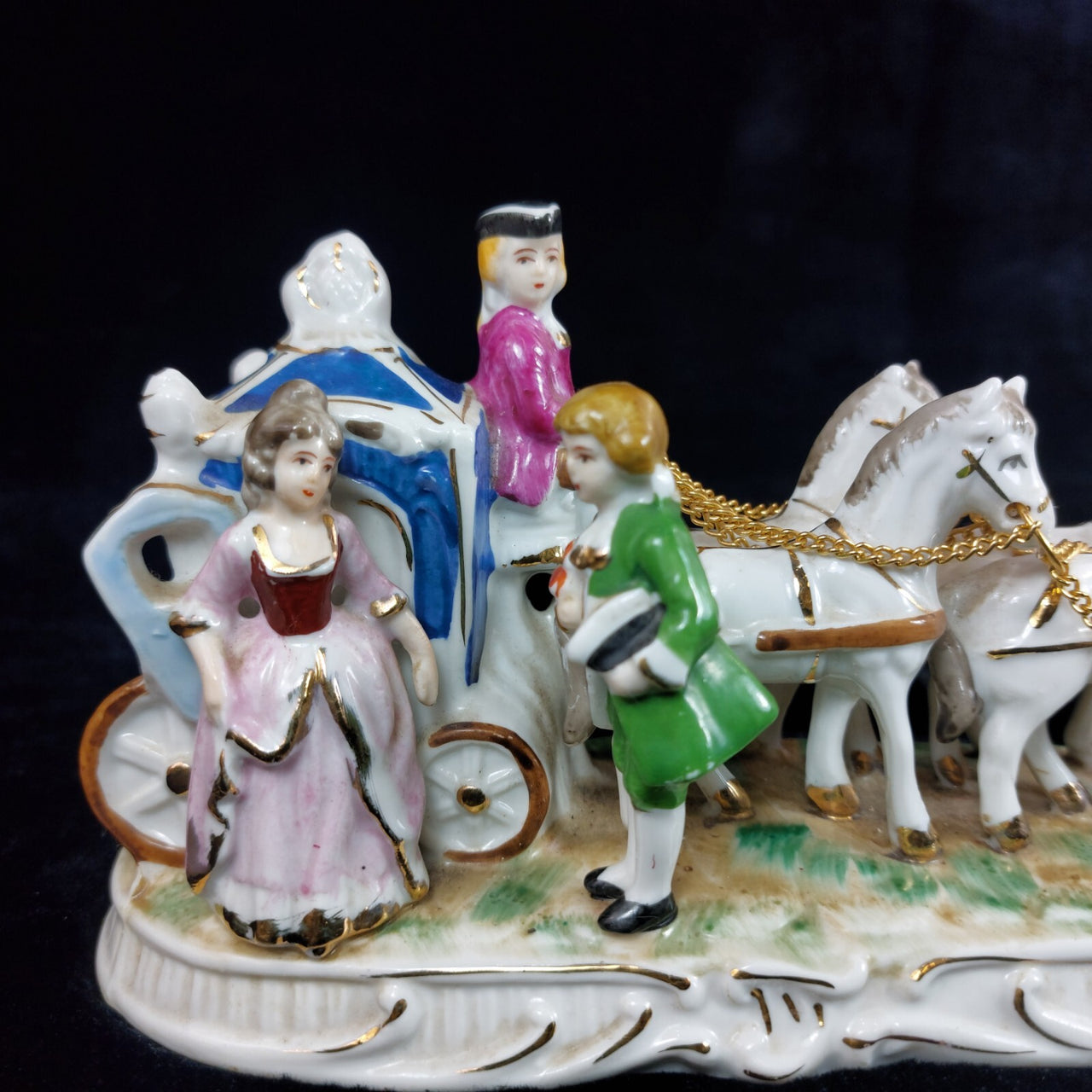 Porcelain horse- marriage proposal scene 70s Drawn Carriage Vintage Music Box.6
