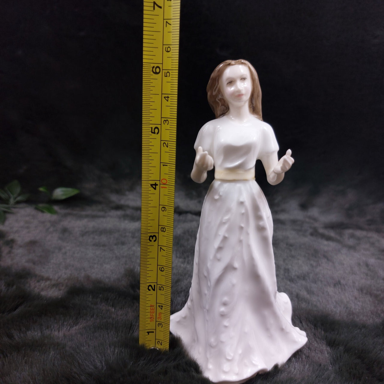 Royal Doulton "Greetings" Figurine HN 4250 - Sentiments Collection, Exclusive11
