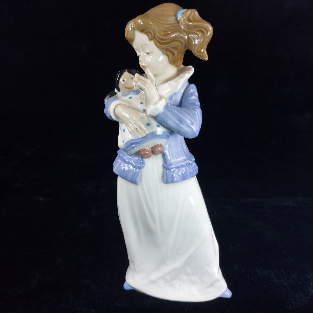 TENGRA Porcelain Figurine Girl with Doll bookcase (1970s) figure ornoment decor3