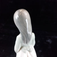Thumbnail for Beautiful NAO by Lladró Figurine Girl with Flowers and Hat bookcase (1990) figur7